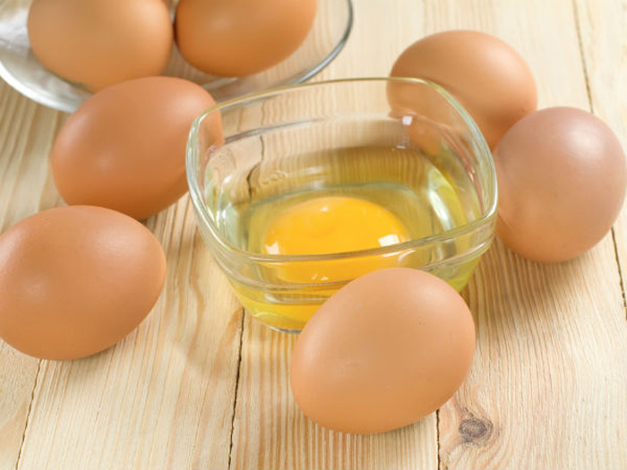 Lòng trắng trứng gà có thể đánh bóng và làm phẳng áo da rất hiệu quả